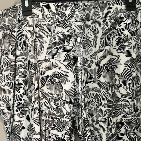 Old navy black and white floral print pull on pant - Picture 2 of 4